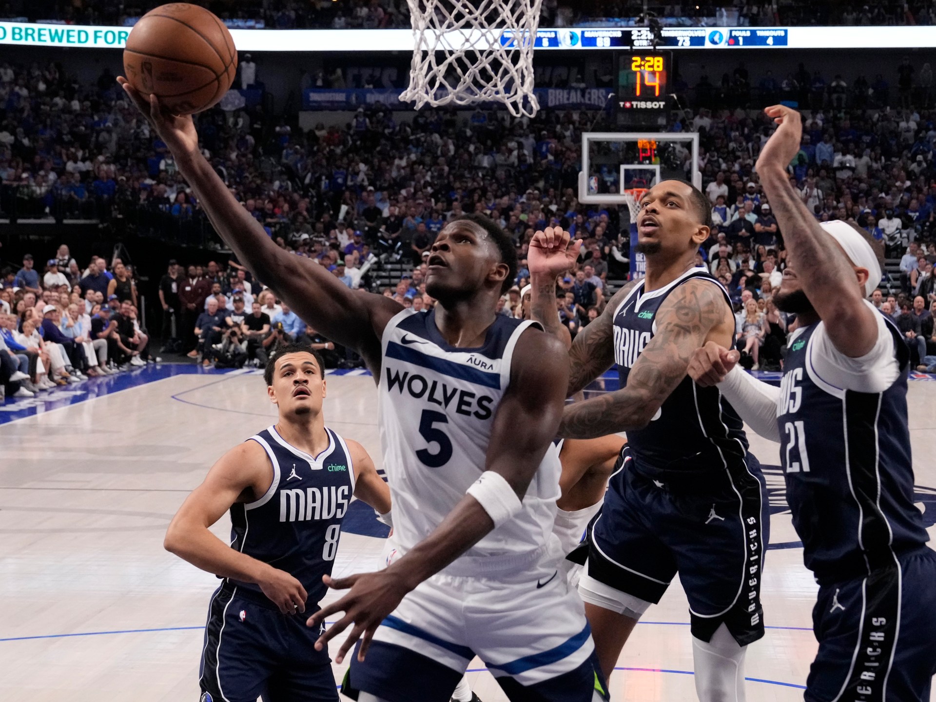 NBA 总决赛：明尼苏达森林狼队在第四场比赛中击败达拉斯小牛队 | 篮球新闻